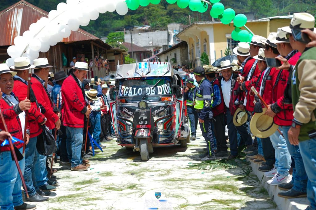 Pavimento y Puente vehicular entre Chel y Jala a’ las Flores.